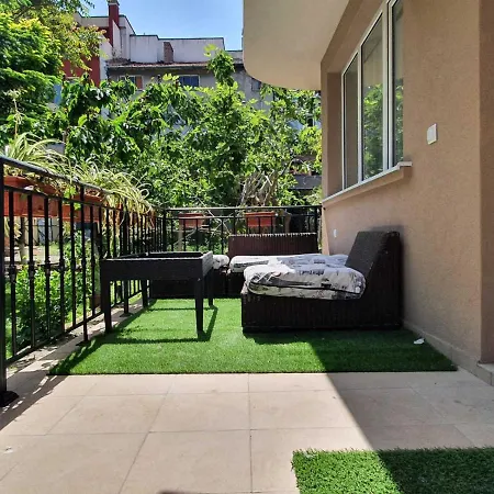 House With Garden Ahyolu