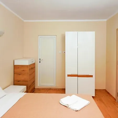 House With Garden 포마리